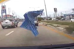 Nữ tài xế 'mù mắt' vì bị bạt từ xe trước bay trúng kính lái