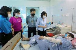 Thăm hỏi công nhân bị thương trong vụ nổ đường ống tháp xử lý khí tại Bắc Ninh