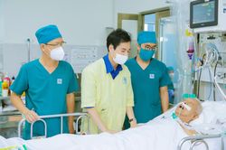 Danh ca Ngọc Sơn thăm nhạc sĩ Vinh Sử, hình ảnh trên giường bệnh khiến khán giả xót xa