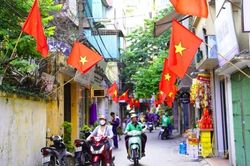 Phố phường Hà Nội rực rỡ cờ hoa chào mừng ngày Quốc khánh 2/9