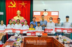 Trao học bổng cho con công nhân lao động có hoàn cảnh khó khăn