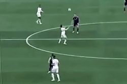 Riqui Puig đỡ ngực, demi-volley kiến tạo cho Chicharito