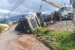 Xe tải lật trên đèo đè chết 2 người