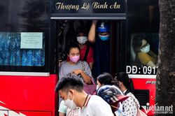 Ùn ùn về quê nghỉ lễ 2/9, hàng giờ chờ xe, ngồi không nhúc nhích