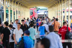 Người dân 'tay xách, nách mang' ùn ùn về quê nghỉ lễ 2/9