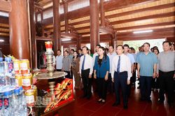 Các đồng chí lãnh đạo tỉnh dâng hương nhân kỷ niệm 77 năm Cách mạng Tháng Tám và Quốc khánh 2/9