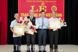 Chủ tịch UBND tỉnh Nguyễn Văn Sơn trao Huy hiệu Đảng tại phường Tân Quang