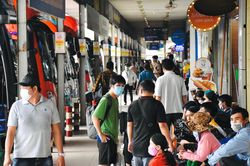 TP.HCM: Bến xe Miền Đông ngột ngạt, hành khách vất vả mua vé về quê nghỉ lễ