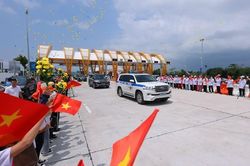 Cao tốc Vân Đồn - Móng Cái trong ngày đầu thông xe