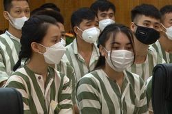 40 phạm nhân nghẹn ngào nhận CCCD sau khi được đặc xá