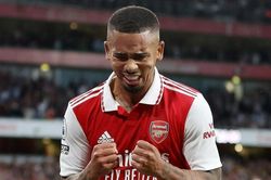 Arsenal giữ ngôi đầu Premier League sau 5 chiến thắng liên tiếp