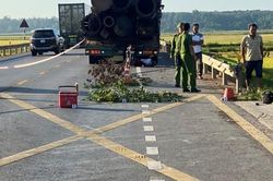 Tông vào phía sau xe đầu kéo, cụ ông 80 tuổi cùng vợ tử vong