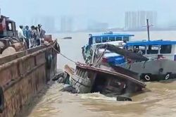 Va chạm giữa sà lan và đầu kéo trên sông Nhà Bè