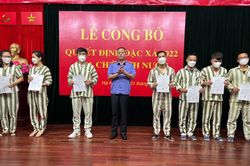 Trao căn cước công dân cho phạm nhân được đặc xá
