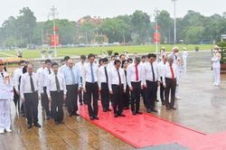 Lãnh đạo Bộ Ngoại giao vào Lăng viếng Chủ tịch Hồ Chí Minh dịp Quốc khánh 2/9