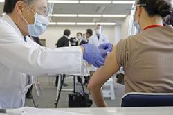 Nhật Bản bổ sung đối tượng được phép tổ chức tiêm vaccine