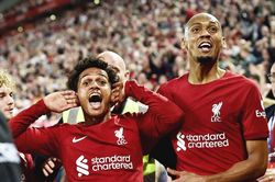 Liverpool ngược dòng siêu kịch tính hạ Newcastle