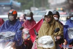 Rời Hà Nội nghỉ lễ 2/9, người dân chôn chân dưới mưa, ùn dài 8km