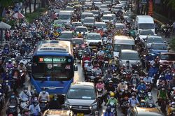 Trước kỳ nghỉ lễ, Hà Nội và thành phố Hồ Chí Minh, nhiều tuyến đường ùn tắc kéo dài