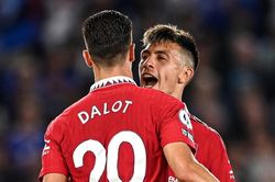 Dalot huých ngực Martinez cho thấy khác biệt của MU