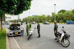 Lái xe taxi tấn công nhân viên sân bay vì bị nhắc nhở dừng đỗ