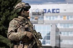 Nga nói Ukraine điều quân đến giành lại nhà máy hạt nhân, ba binh sĩ bị bắt sống