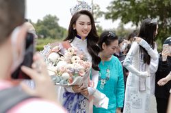 Hoa hậu Mai Phương xúc động trong lần đầu về thăm quê sau đăng quang