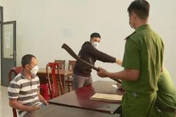 Va chạm giao thông, hai cha con vác dao chém người