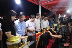Hàng nghìn người đến phiên chợ đêm gắn với tuyến phố đi bộ ở TP Hà Tĩnh