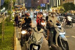 TPHCM: Hàng trăm người 'xí chỗ' kín công viên Bạch Đằng chờ xem khinh khí cầu