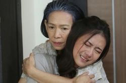 Vào phòng ngủ của mẹ, tôi đau đớn khi thấy phong bì dày cộm dưới gối