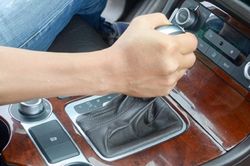 Xử lý thế nào khi ô tô bị hỏng số lùi?