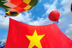 Người dân Thành phố Hồ Chí Minh hân hoan xem khinh khí cầu kéo Đại kỳ 1.800 m2 trong ngày Lễ mừng Quốc khánh 2/9