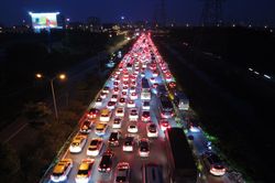 Chưa hết kỳ nghỉ lễ 2/9, người dân ùn ùn trở lại Hà Nội