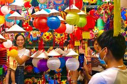 Phố lồng đèn rực rỡ đón Trung thu
