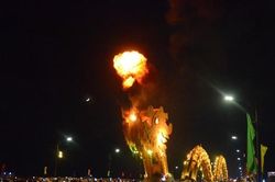 Hàng chục ngàn du khách đổ xô xem 'rồng phun lửa' ở Đà Nẵng