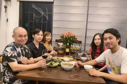 Xuân Hinh đăng ảnh vui vẻ bên vợ cùng các con