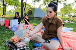 Trải bạt, nướng thịt ăn uống ngoài trời ngày Quốc khánh