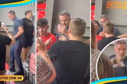 'Học' Ronaldo, Carragher giật, đập điện thoại của CĐV