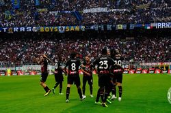 Cặp Leao-Giroud tỏa sáng, Milan ngược dòng đánh bại Inter