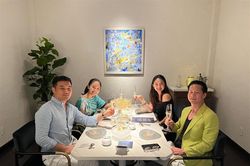 Chồng Vân Hugo bên chồng Phan Như Thảo, ảnh tỏa 'mùi tiền'