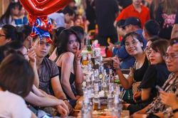 'Phố Tây' Tạ Hiện đông kín khách tới khuya trong dịp nghỉ lễ 2/9