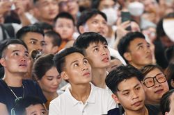 Tuấn Hưng hát ở sân khấu ban công 4m2, nghìn người hò reo cổ vũ
