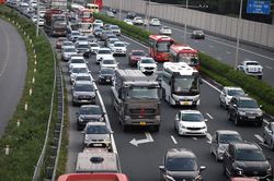 Dòng người hối hả trở lại sau kỳ nghỉ lễ, cửa ngõ phía Nam ùn ứ nhiều giờ