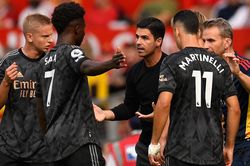 MU 3-1 Arsenal: Khi Pháo thủ... đuối nước