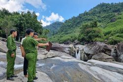 Đi tắm suối sau lễ khai giảng, 2 học sinh đuối nước