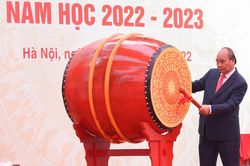 Chủ tịch nước Nguyễn Xuân Phúc đánh trống khai giảng năm học mới tại Trường THPT chuyên Khoa học Tự nhiên