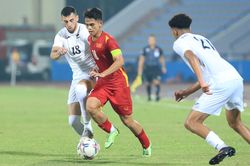 U20 Việt Nam đá vòng loại U20 châu Á bên cạnh... núi rác