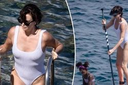 'Mẹ ghẻ Bạch Tuyết' Charlize Theron cởi trần tắm nắng trên bãi biển
