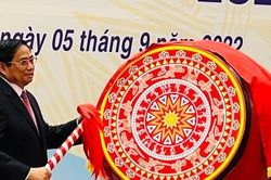 Thủ tướng: Dạy học sinh bài học về lòng biết ơn, sự trung thực, tình yêu đất nước